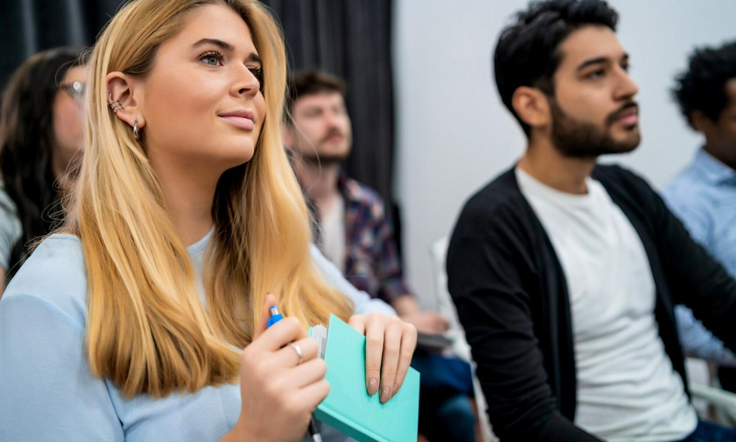 Équipe d'analystes financiers travaillant sur des modèles prédictifs avancés