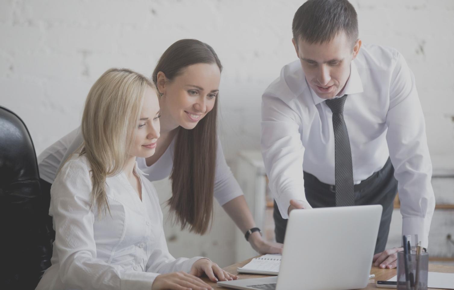 Session de formation pratique sur l'analyse financière avec écrans et documentation