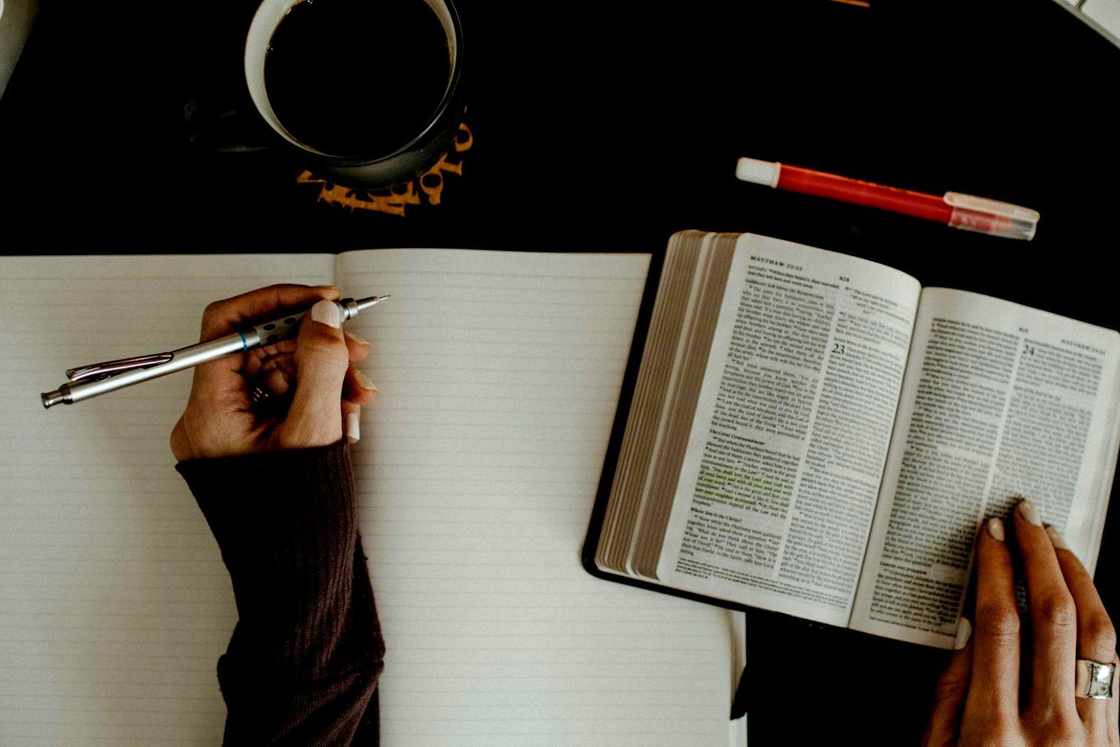 Bureaux lorvexiqena avec écrans d'analyse financière