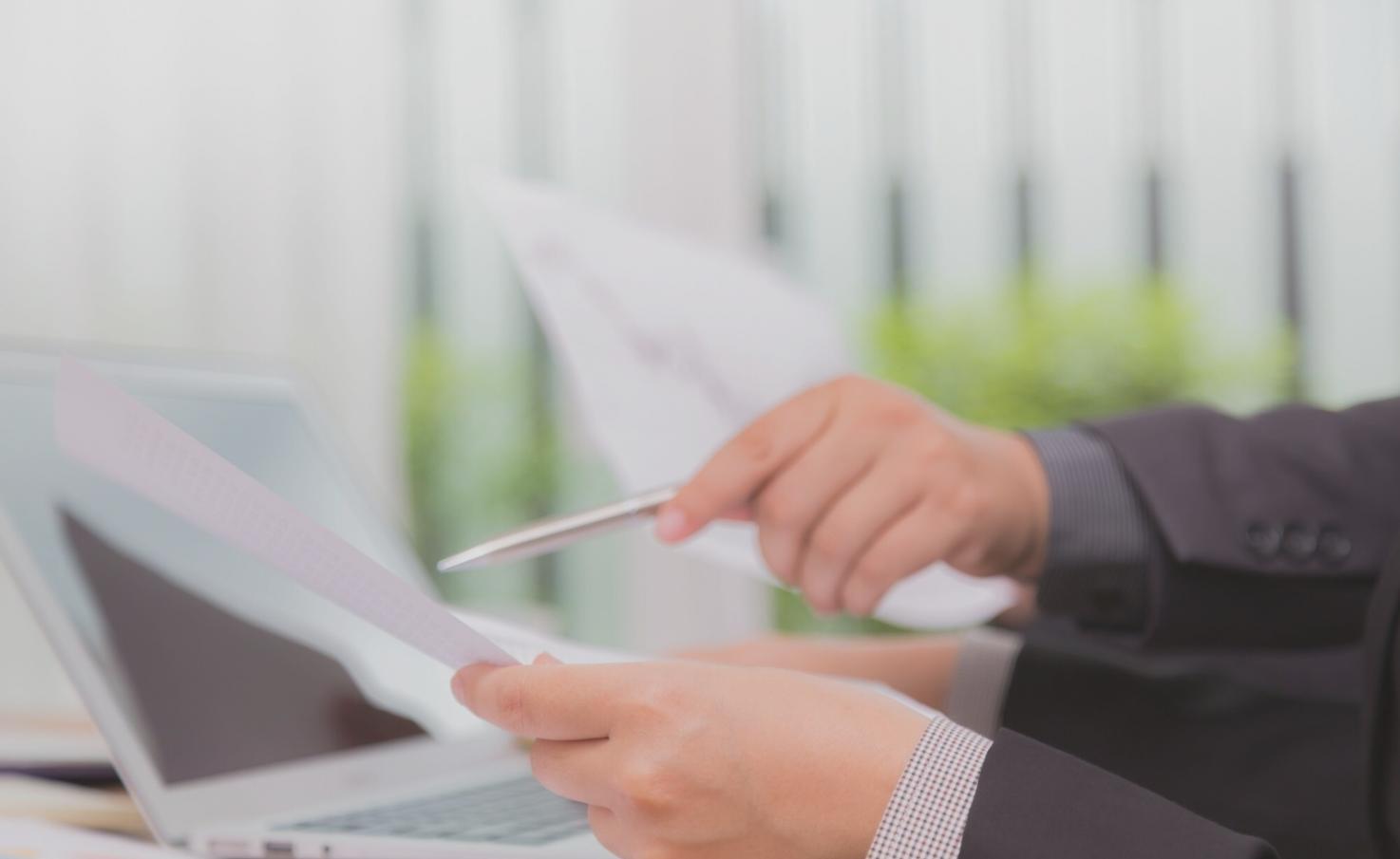 Interface d'analyse financière moderne avec graphiques et données en temps réel